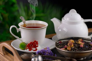 Arka planda bir fincan sıcak tatlı çay