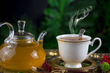 Arka planda bir fincan sıcak tatlı çay