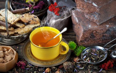 Arka planda bir fincan sıcak tatlı çay