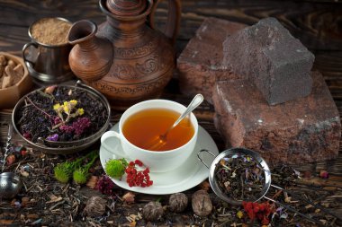 Arka planda bir fincan sıcak tatlı çay