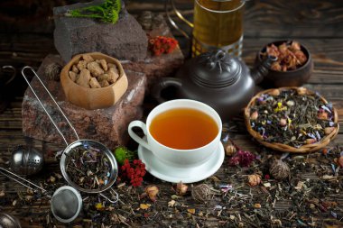 Arka planda bir fincan sıcak tatlı çay