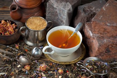 Arka planda bir fincan sıcak tatlı çay