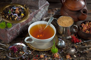 Arka planda bir fincan sıcak tatlı çay