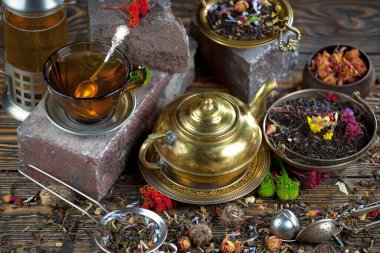 Arka planda bir fincan sıcak tatlı çay