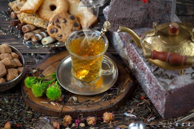 Arka planda bir fincan sıcak tatlı çay