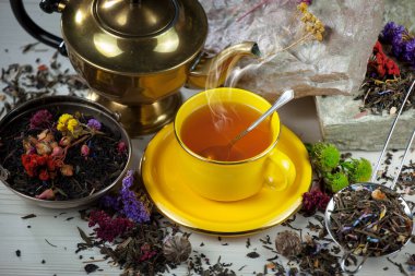 Arka planda bir fincan sıcak tatlı çay