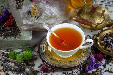 Arka planda bir fincan sıcak tatlı çay