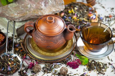 Arka planda bir fincan sıcak tatlı çay