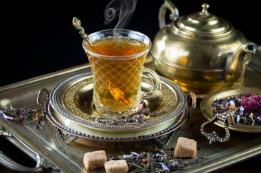 Arka planda bir fincan sıcak tatlı çay