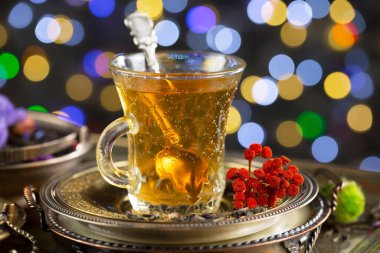 Arka planda bir fincan sıcak tatlı çay