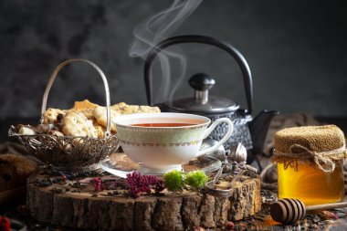 Arka planda bir fincan sıcak tatlı çay