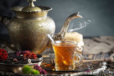 Arka planda bir fincan sıcak tatlı çay