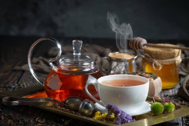 Arka planda bir fincan sıcak tatlı çay