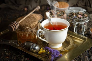 Arka planda bir fincan sıcak tatlı çay