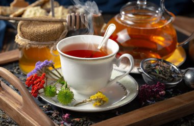 Arka planda bir fincan sıcak tatlı çay