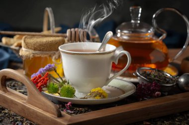 Arka planda bir fincan sıcak tatlı çay