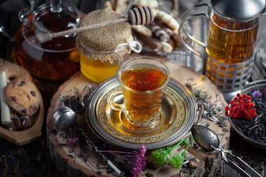 Arka planda bir fincan sıcak tatlı çay