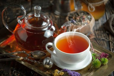 Arka planda bir fincan sıcak tatlı çay