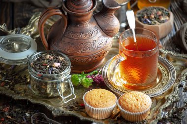 Arka planda bir fincan sıcak tatlı çay