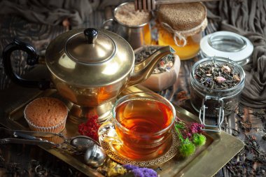 Arka planda bir fincan sıcak tatlı çay