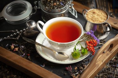 Arka planda bir fincan sıcak tatlı çay