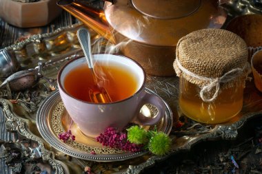 Arka planda bir fincan sıcak tatlı çay