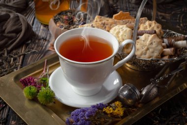 Arka planda bir fincan sıcak tatlı çay