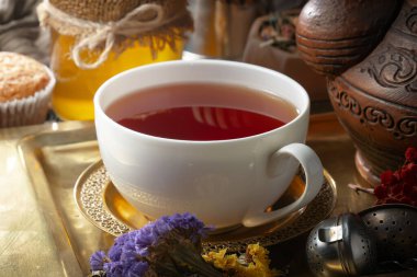 Arka planda bir fincan sıcak tatlı çay