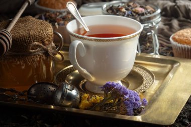 Arka planda bir fincan sıcak tatlı çay