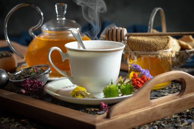 Arka planda bir fincan sıcak tatlı çay