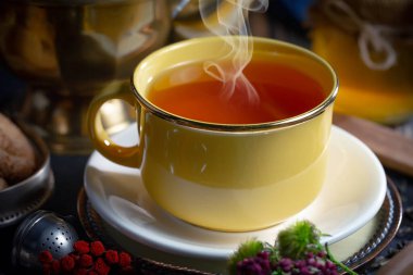 Arka planda bir fincan sıcak tatlı çay