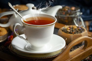 Arka planda bir fincan sıcak tatlı çay