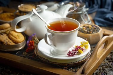 Arka planda bir fincan sıcak tatlı çay