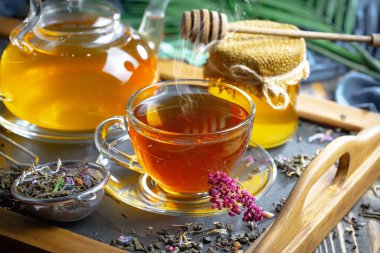 Arka planda bir fincan sıcak tatlı çay