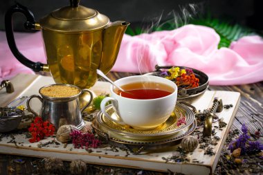 Arka planda bir fincan sıcak tatlı çay