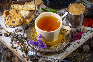 Arka planda bir fincan sıcak tatlı çay