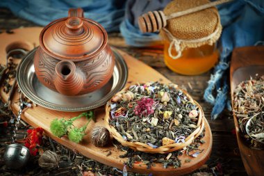 Eski bir arka planda kaşıkta kuru çay yaprakları.