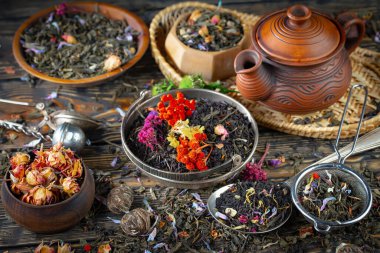 Eski bir arka planda kaşıkta kuru çay yaprakları.