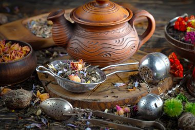 Eski bir arka planda kaşıkta kuru çay yaprakları.