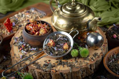 Eski bir arka planda kaşıkta kuru çay yaprakları.