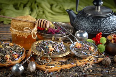 Eski bir arka planda kaşıkta kuru çay yaprakları.