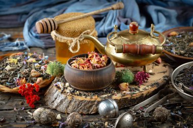 Eski bir arka planda kaşıkta kuru çay yaprakları.