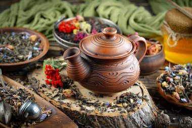 Eski bir arka planda kaşıkta kuru çay yaprakları.