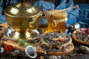 Eski bir arka planda kaşıkta kuru çay yaprakları.