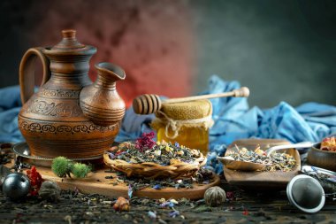 Eski bir arka planda kaşıkta kuru çay yaprakları.