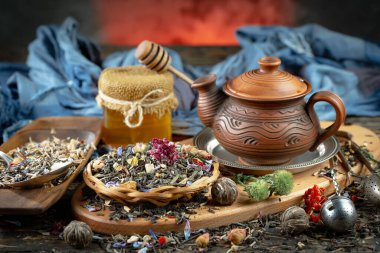 Eski bir arka planda kaşıkta kuru çay yaprakları.