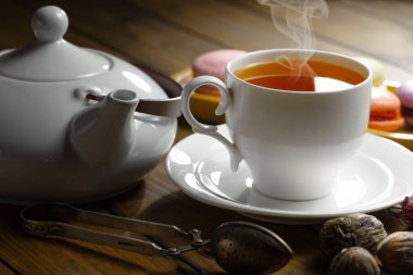 Arka planda bir fincan sıcak tatlı çay