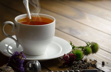 Arka planda bir fincan sıcak tatlı çay