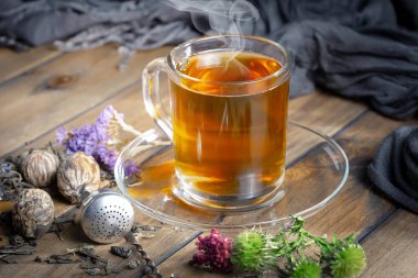 Arka planda bir fincan sıcak tatlı çay