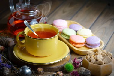 Arka planda bir fincan sıcak tatlı çay